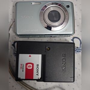 Sony Cyber-Shot DSC-W210 12.1MP Digital Camera (working)